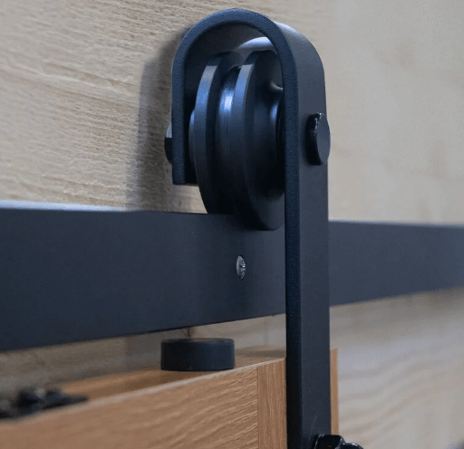 Porte en bois massif coulissante (Pic vert) - TimberSteel Atelier