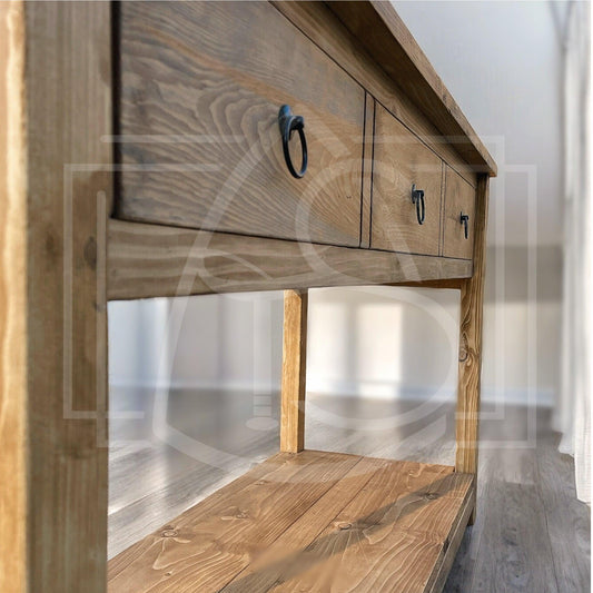 Console en bois massif recyclé avec tiroirs et poignées acier, finition naturelle et durable.