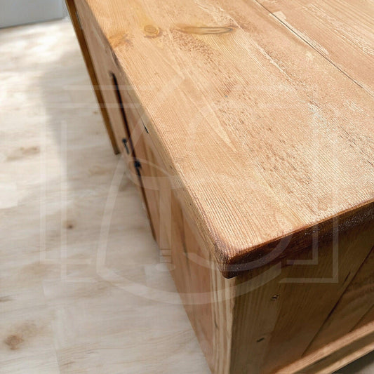 Détail d'un meuble en bois massif artisanal avec finition naturelle et protectrice.