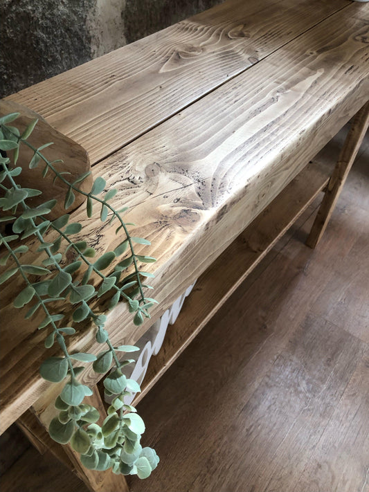 Console en bois massif recyclé aux teintes naturelles, fabrication artisanale durable.