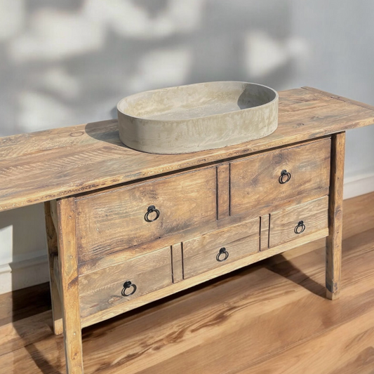 Meuble de salle de bain en bois massif recyclé avec vasque en pierre, fabrication artisanale écoresponsable.