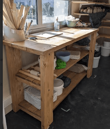Établi d'atelier en bois massif recyclé avec étagères, fini naturel et durable.