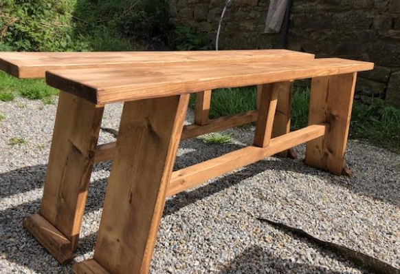 Table en bois massif Huang – Ensemble table & bancs sur mesure